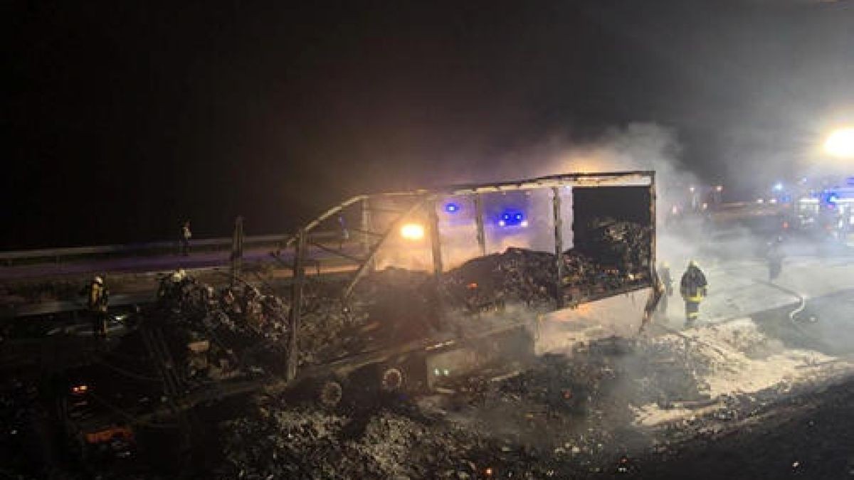 Den entstandenen Schaden schätzt die Polizei auf 100 000 Euro. Der Fahrbahnbelag müsse in Teilen erneuert werden. Foto: Silvio Dietzel