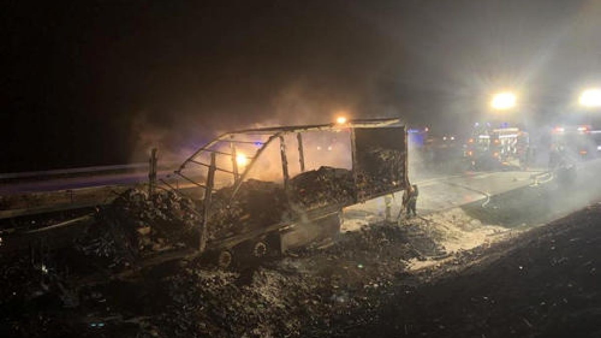 Den entstandenen Schaden schätzt die Polizei auf 100 000 Euro. Der Fahrbahnbelag müsse in Teilen erneuert werden. Foto: Silvio Dietzel