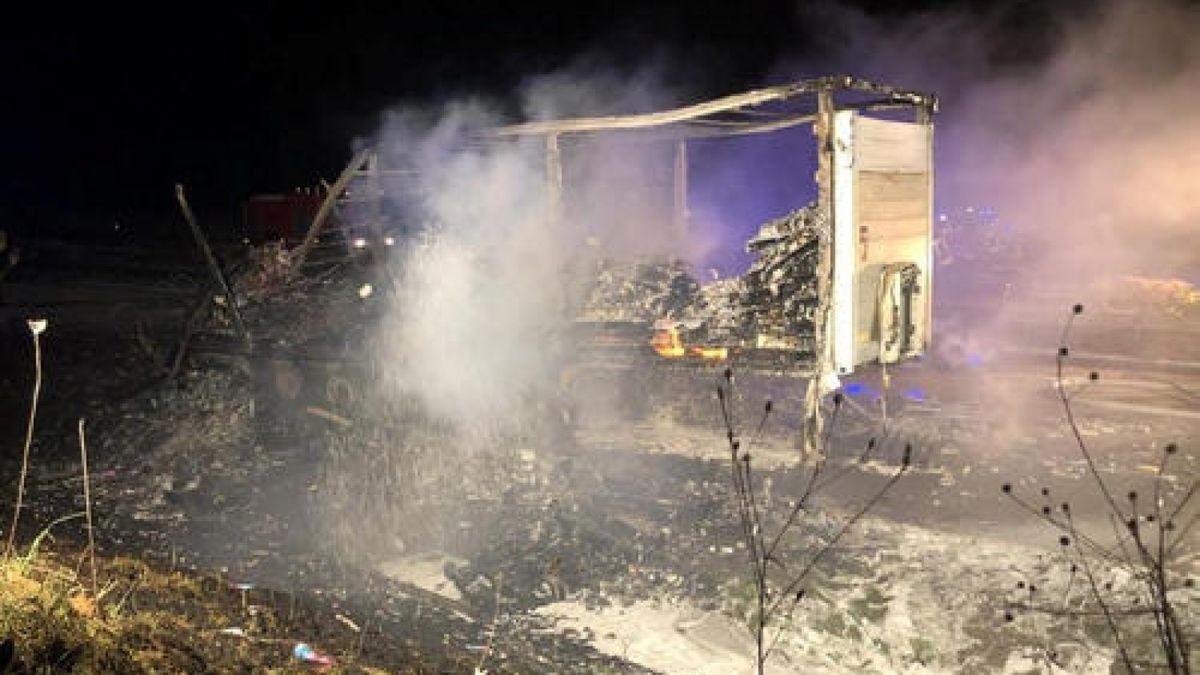 Den entstandenen Schaden schätzt die Polizei auf 100 000 Euro. Der Fahrbahnbelag müsse in Teilen erneuert werden. Foto: Silvio Dietzel