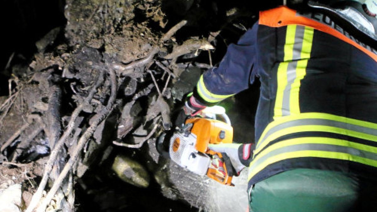 Links: Mit einer Thermalkamera werden Glutnester am späten Abend am Heinrichstein lokalisiertFoto: Oliver Nowak