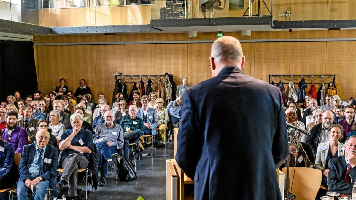 Bürgermeister Ralf Kirsten spricht zur Eröffnung der Shakespeare-Tage im Reithaus ein Grußwort. Die Teilnehmerinnen und Teilnehmer sind aus ganz Deutschland, aber auch aus dem europäischen Ausland angereist.