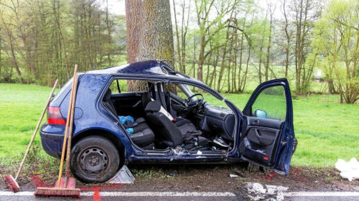 Ein VW-Golf war von Herpf in Richtung Melkers unterwegs, als er mit hoher Geschwindigkeit und bei Regen in einer links Kurve ins Rutschen geriet.