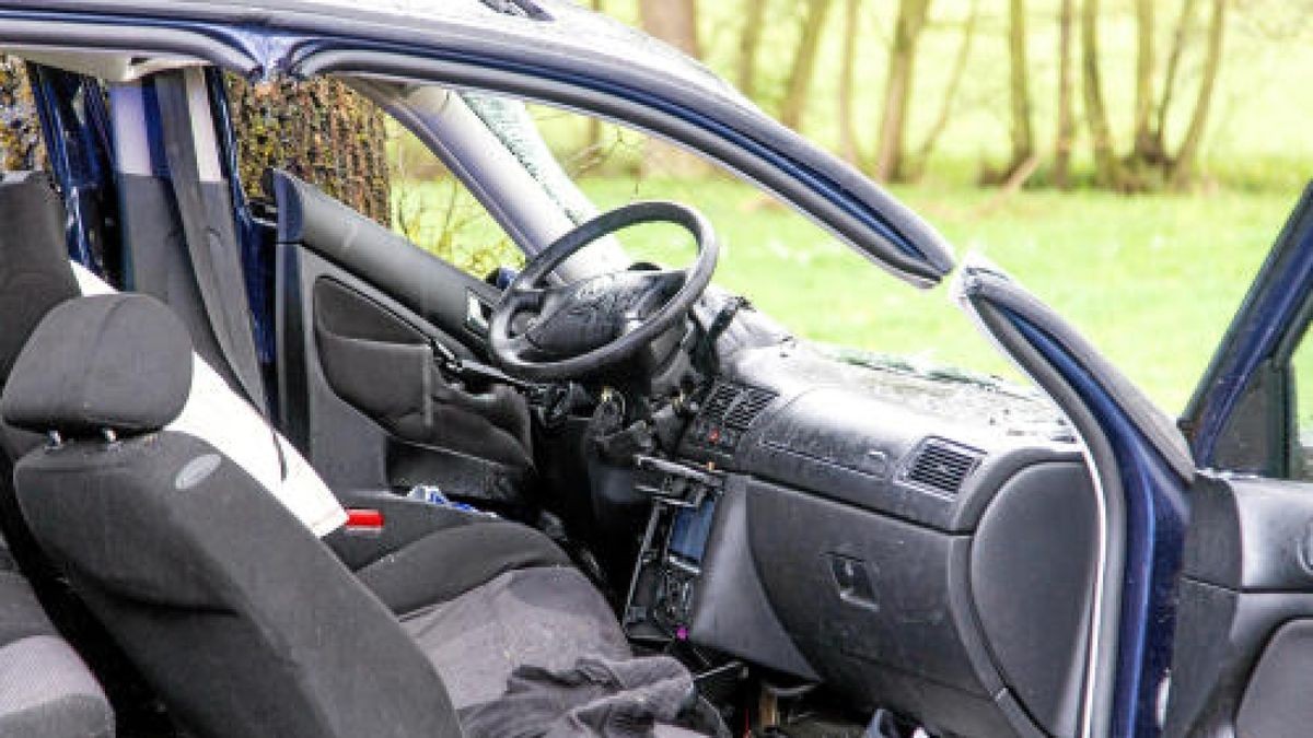 Das Fahrzeug mit drei jugendlichen Insassen drehte sich und prallte mit der Fahrerseite gegen einen massiven Baum.