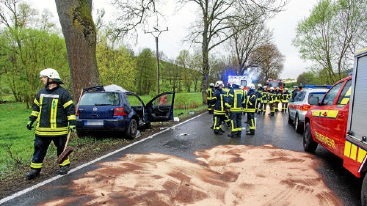 Durch den Aufprall wurde der 18-Jährige Fahrer in seinem Auto eingeklemmt und musste durch die Feuerwehr befreit werden.