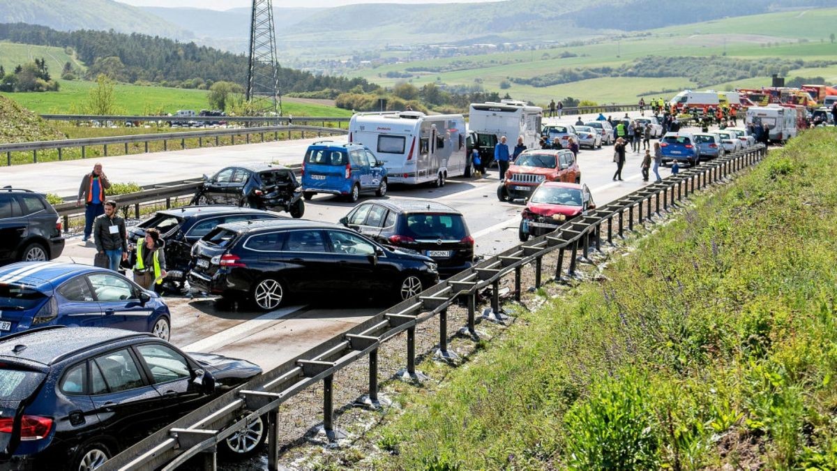 Nach einem plötzlichen Hagelschauer mit Glatteisbildung kam es auf der A 71 zwischen Suhl und Meiningen zu einem Massencrash.