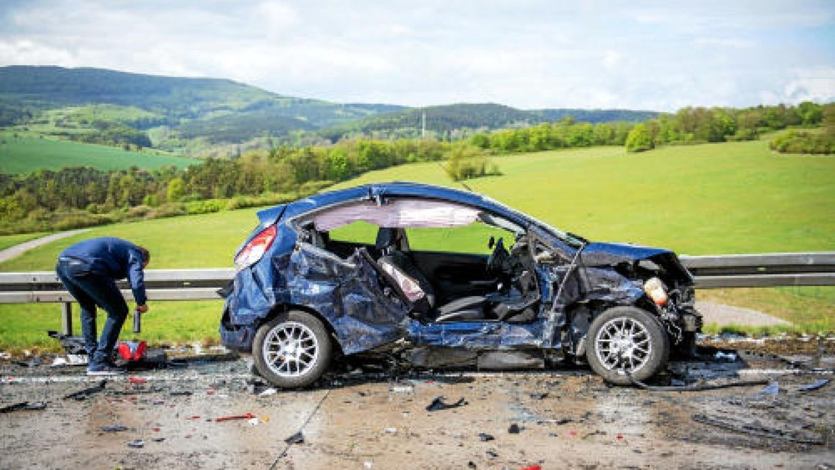 Bei einer Massenkarambolage auf der A71 bei Meiningen waren am Sonntag 50 Fahrzeuge verwickelt. 32 Personen wurden verletzt. Foto: Sascha Fromm