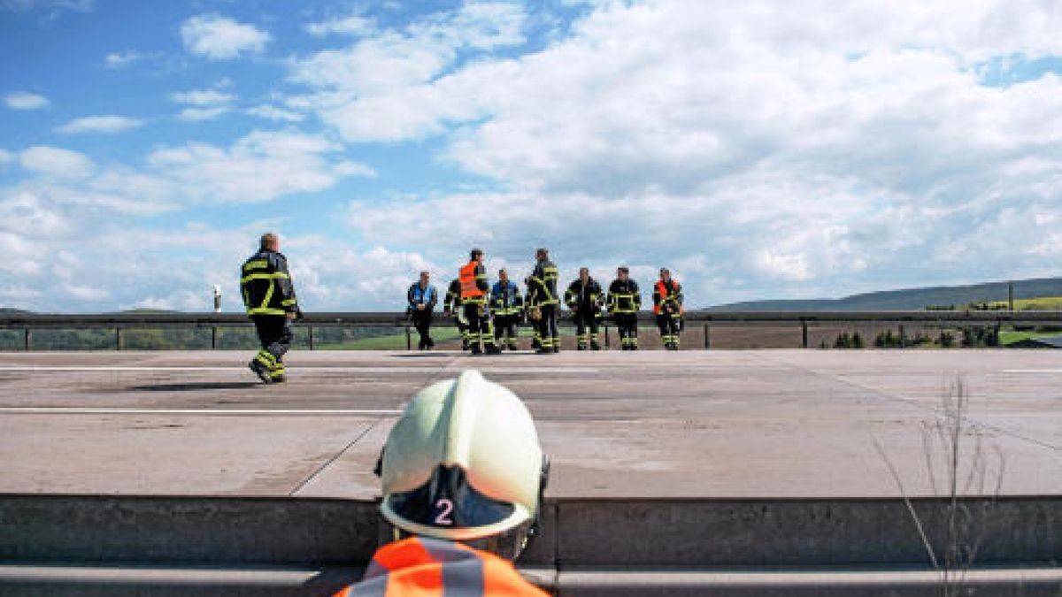 Bei einer Massenkarambolage auf der A71 bei Meiningen waren am Sonntag 50 Fahrzeuge verwickelt. 32 Personen wurden verletzt. Foto: Sascha Fromm