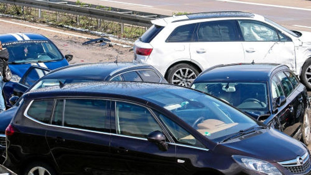 Bei einer Massenkarambolage auf der A71 bei Meiningen waren am Sonntag 50 Fahrzeuge verwickelt. 32 Personen wurden verletzt. Foto: Sascha Fromm