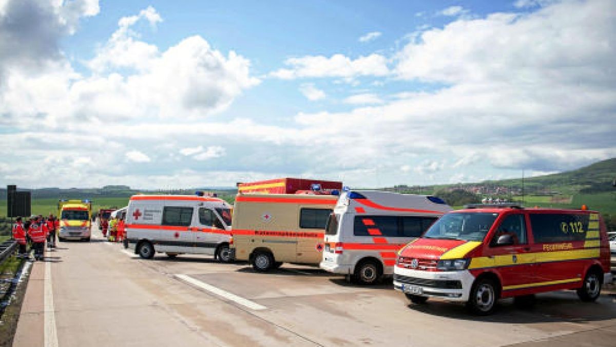 Bei einer Massenkarambolage auf der A71 bei Meiningen waren am Sonntag 50 Fahrzeuge verwickelt. 32 Personen wurden verletzt. Foto: Sascha Fromm