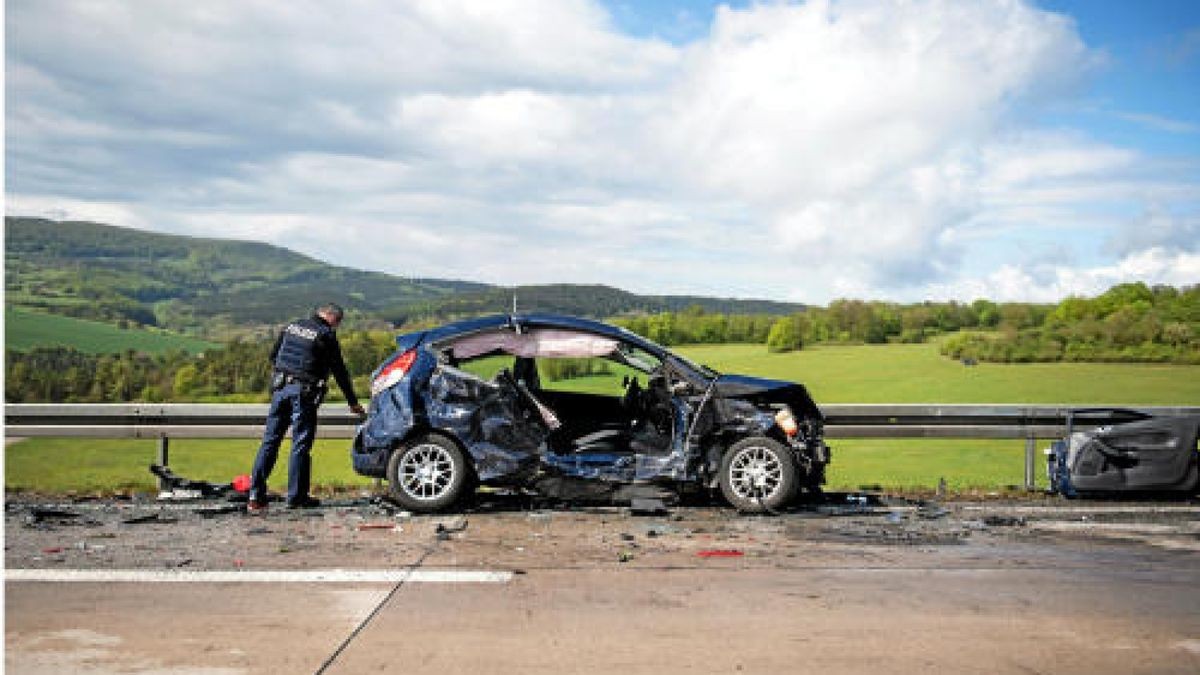 Bei einer Massenkarambolage auf der A71 bei Meiningen waren am Sonntag 50 Fahrzeuge verwickelt. 32 Personen wurden verletzt. Foto: Sascha Fromm