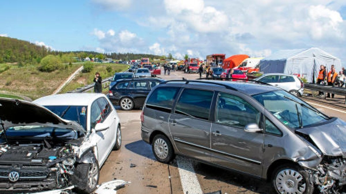 Bei einer Massenkarambolage auf der A71 bei Meiningen waren am Sonntag 50 Fahrzeuge verwickelt. 32 Personen wurden verletzt. Foto: Sascha Fromm