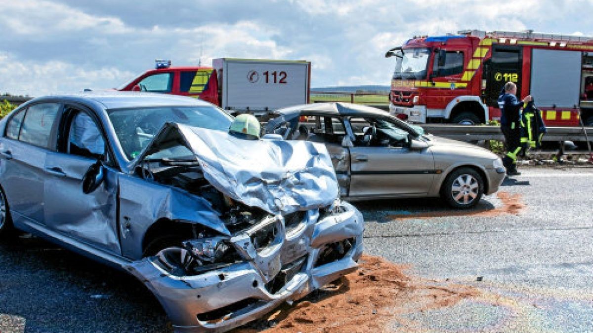 ACHTUNG ! PERSÖNLICHKEITSRECHTE BEACHTEN !!! 28/04/2019-Dillstädt: Bei einer Massenkarambolage, in Höhe des Parkplatz Dolmar, auf der Autobahn71 sind am Sonntagmittag mehr als 50 Fahrzeuge verunglückt. Dabei seien mindestens vier Menschen seien schwer und 15 leicht verletzt worden. Der Unfall erstreckt sich auf mehrere hundert Meter. Rettungswagen, Polizei und Feuerwehr sind mit einem Großaufgebot vor Ort. Auch drei Rettungshubschrauber sowie der Polizeihubschrauber waren im Einsatz. Auslöser für den Massencrash war ein plötzlich einsetzender Hagelschauer der für eine mehrere Zentimeter dicke Schnee-Schicht sorgte. (Foto: Sascha Fromm / Thueringer Allgemeine)Foto: Sascha Fromm