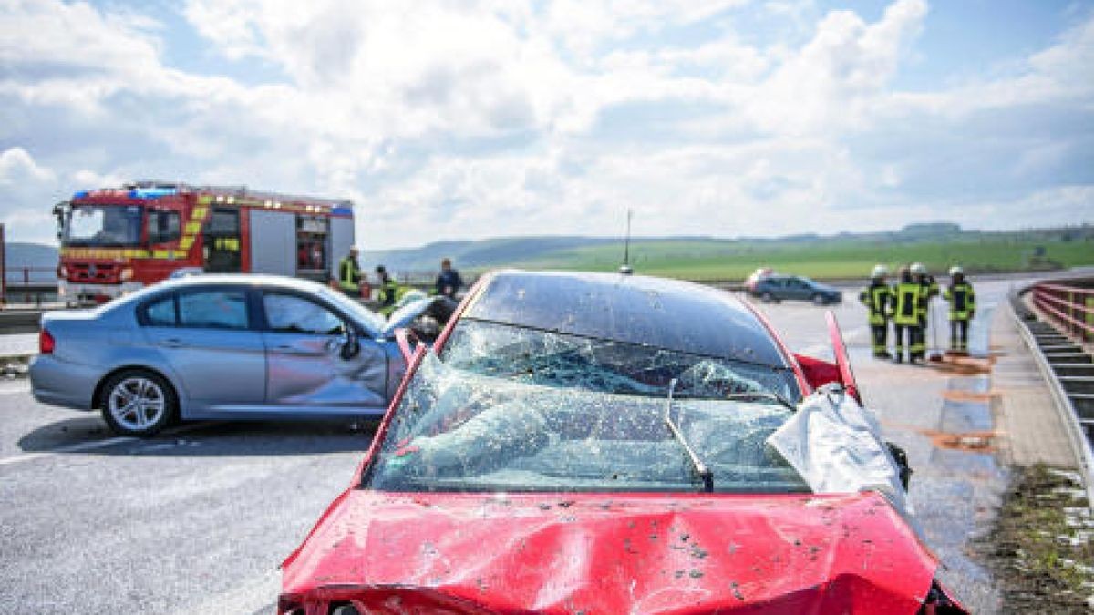 Bei einer Massenkarambolage auf der A71 bei Meiningen waren am Sonntag 50 Fahrzeuge verwickelt. 32 Personen wurden verletzt. Foto: Sascha Fromm