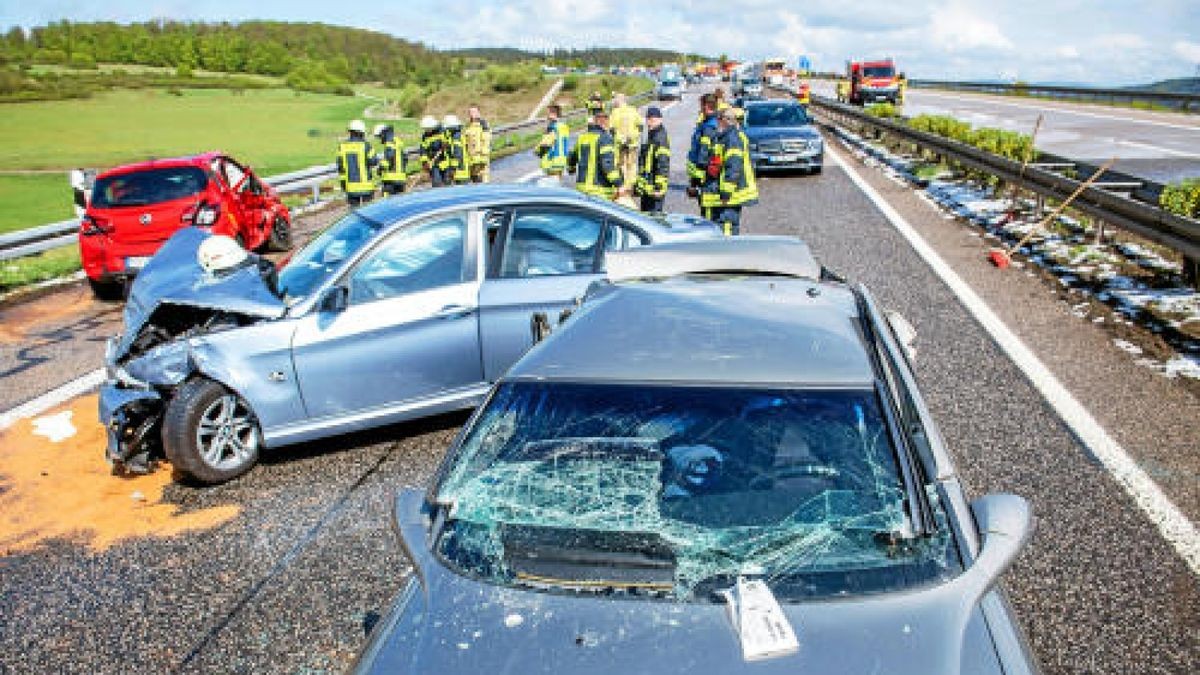 Bei einer Massenkarambolage auf der A71 bei Meiningen waren am Sonntag 50 Fahrzeuge verwickelt. 32 Personen wurden verletzt. Foto: Sascha Fromm