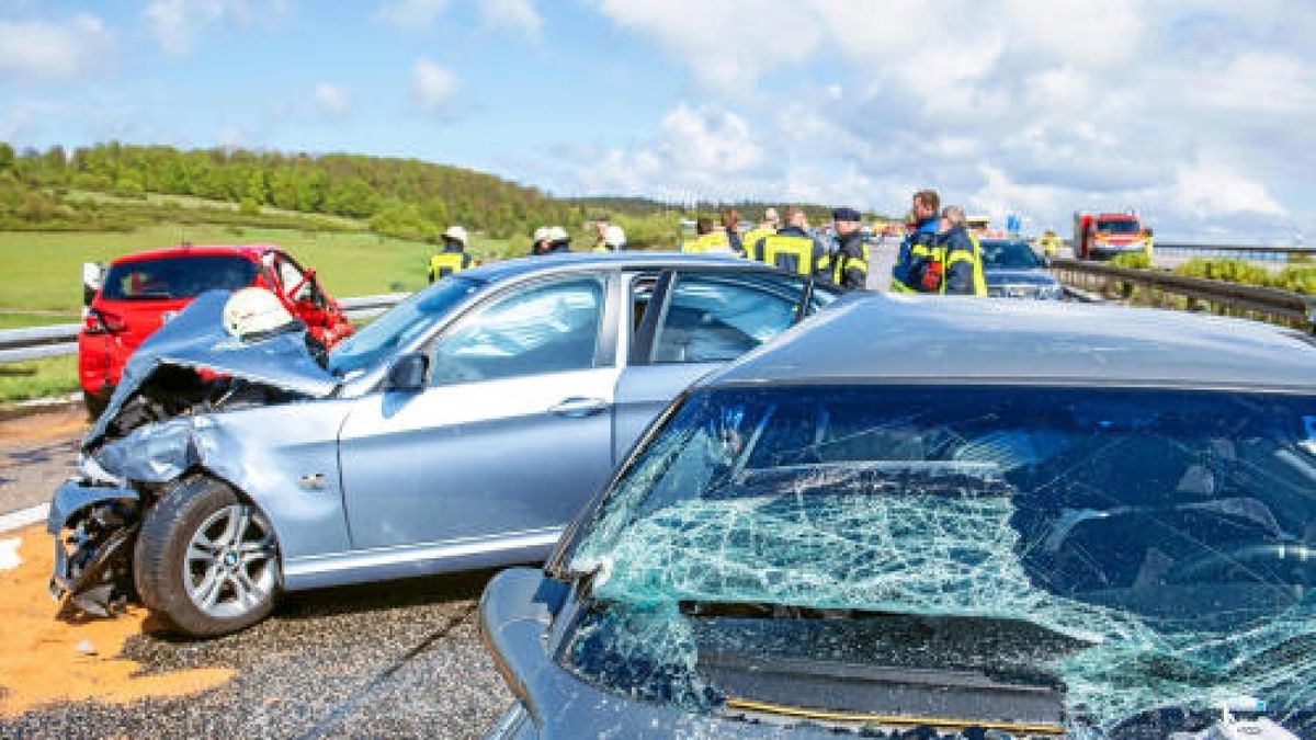 Bei einer Massenkarambolage auf der A71 bei Meiningen waren am Sonntag 50 Fahrzeuge verwickelt. 32 Personen wurden verletzt. Foto: Sascha Fromm