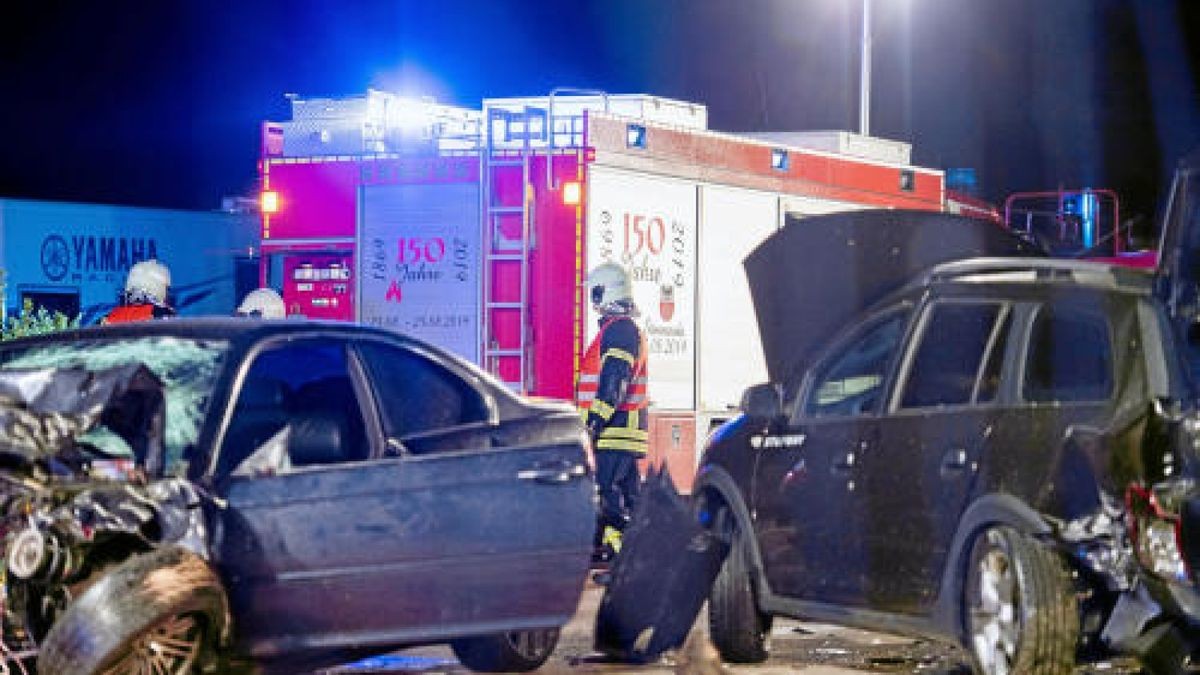 Bei einer Massenkarambolage mit mehreren Fahrzeugen auf der Autobahn 71 zwischen Sömmerda-Süd und Erfurt in Höhe der Ortschaft Udestedt wurden mehrere Personen verletzt. Zwei Mensch kam ums Leben. Foto: Sascha Fromm