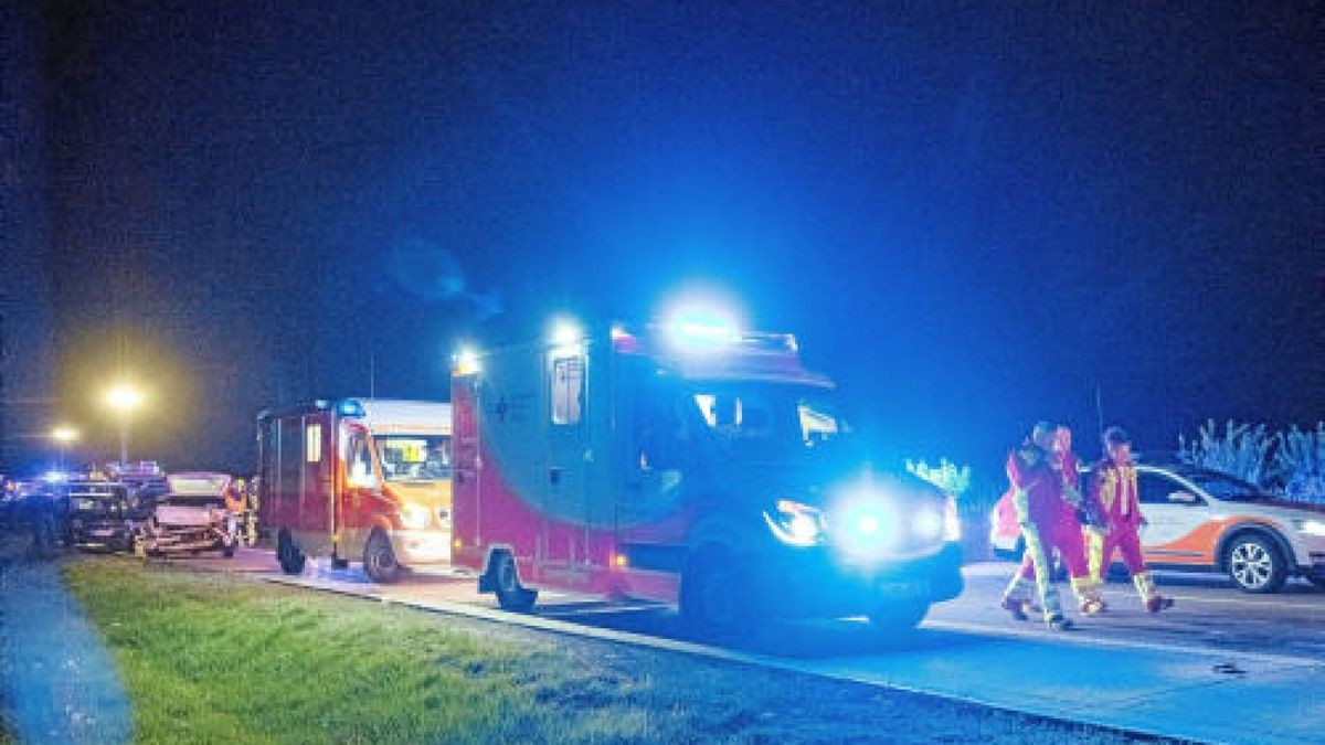 Bei einer Massenkarambolage mit mehreren Fahrzeugen auf der Autobahn 71 zwischen Sömmerda-Süd und Erfurt in Höhe der Ortschaft Udestedt wurden mehrere Personen verletzt. Zwei Mensch kam ums Leben. Foto: Sascha Fromm