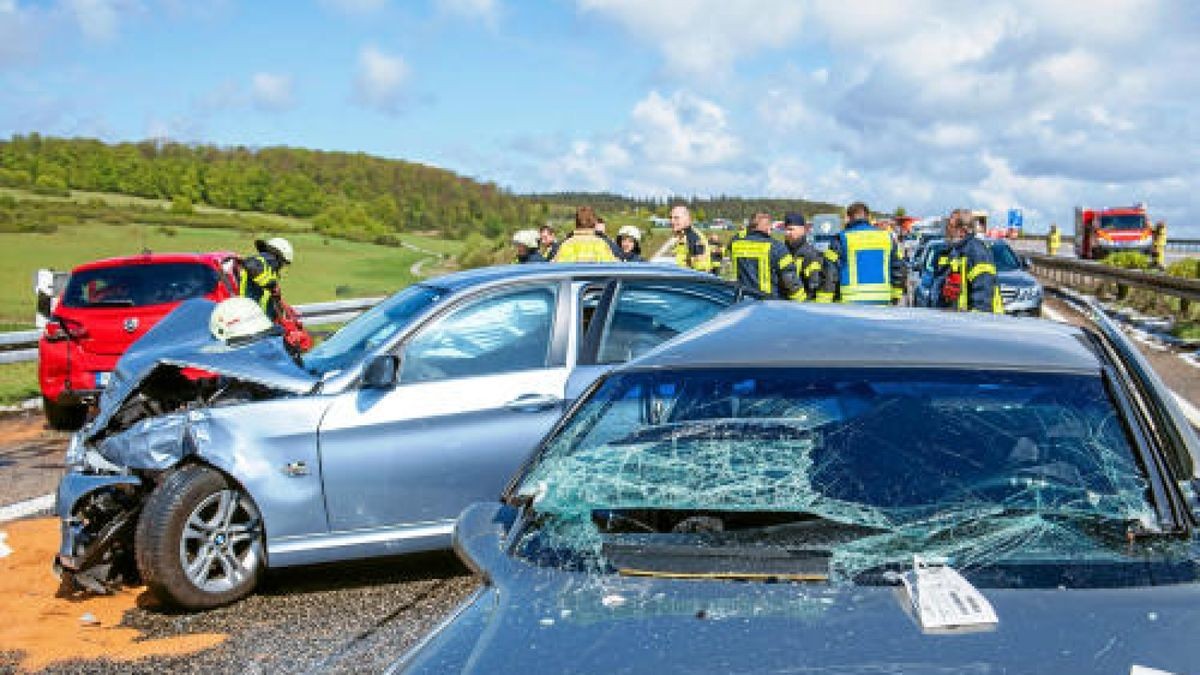 Bei einer Massenkarambolage auf der A71 bei Meiningen waren am Sonntag 50 Fahrzeuge verwickelt. 32 Personen wurden verletzt. Foto: Sascha Fromm