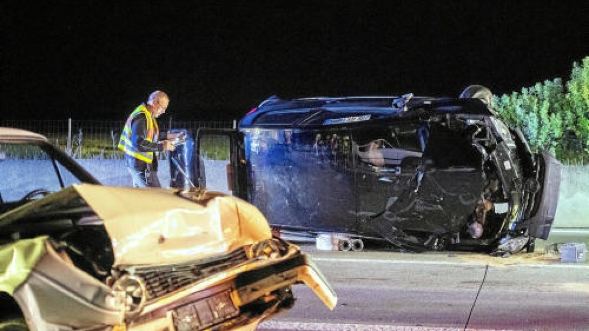 Bei einer Massenkarambolage mit mehreren Fahrzeugen auf der Autobahn 71 zwischen Sömmerda-Süd und Erfurt in Höhe der Ortschaft Udestedt wurden mehrere Personen verletzt. Zwei Mensch kam ums Leben. Foto: Sascha Fromm