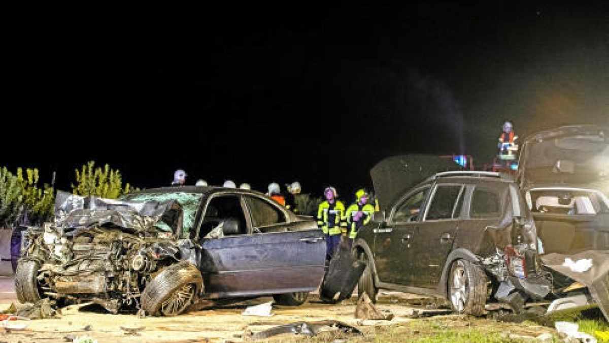 Bei einer Massenkarambolage mit mehreren Fahrzeugen auf der Autobahn 71 zwischen Sömmerda-Süd und Erfurt in Höhe der Ortschaft Udestedt wurden mehrere Personen verletzt. Zwei Mensch kam ums Leben. Foto: Sascha Fromm