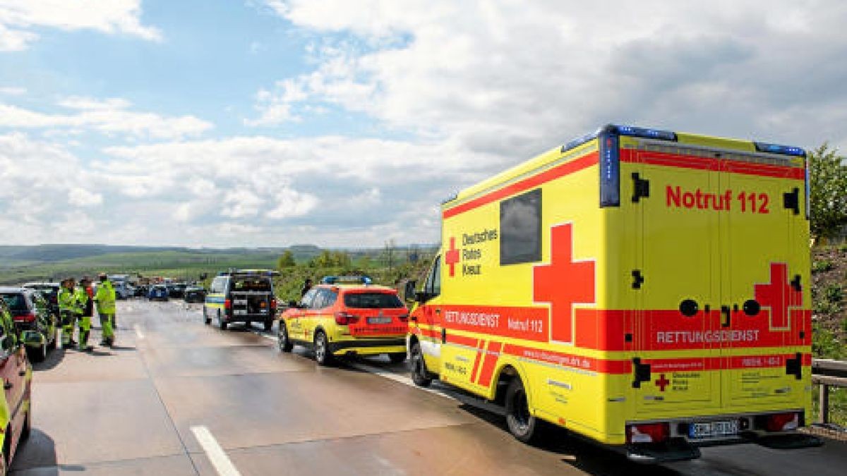 Bei einer Massenkarambolage auf der A71 bei Meiningen waren am Sonntag 50 Fahrzeuge verwickelt. 32 Personen wurden verletzt. Foto: Sascha Fromm