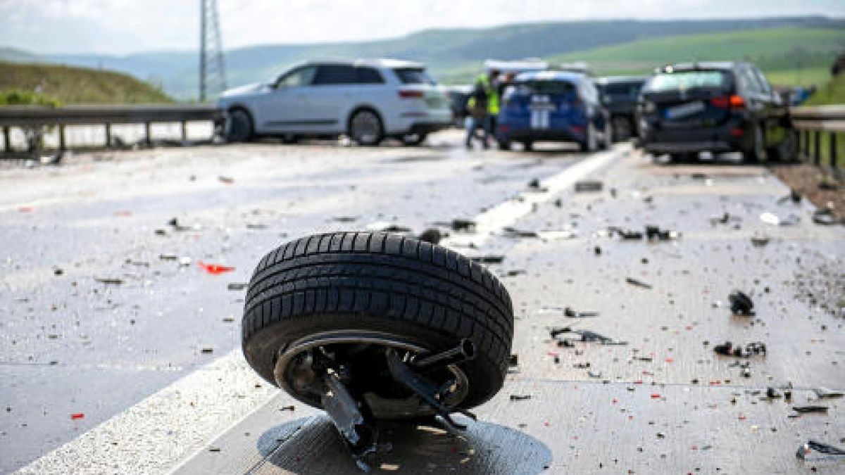 Bei einer Massenkarambolage auf der A71 bei Meiningen waren am Sonntag 50 Fahrzeuge verwickelt. 32 Personen wurden verletzt. Foto: Sascha Fromm