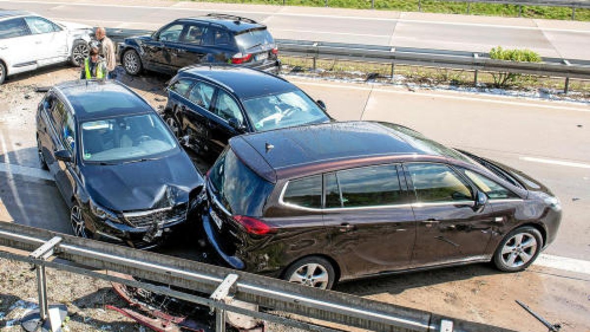 Bei einer Massenkarambolage auf der A71 bei Meiningen waren am Sonntag 50 Fahrzeuge verwickelt. 32 Personen wurden verletzt. Foto: Sascha Fromm