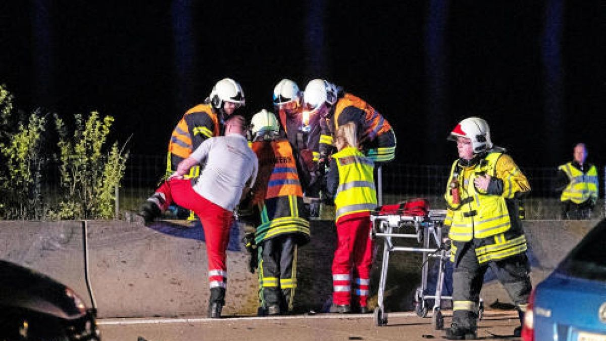 Bei einer Massenkarambolage mit mehreren Fahrzeugen auf der Autobahn 71 zwischen Sömmerda-Süd und Erfurt in Höhe der Ortschaft Udestedt wurden mehrere Personen verletzt. Zwei Mensch kam ums Leben. Foto: Sascha Fromm