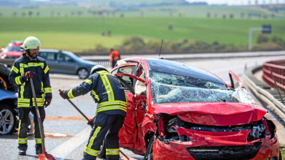 Bei einer Massenkarambolage auf der A71 bei Meiningen waren am Sonntag 50 Fahrzeuge verwickelt. 32 Personen wurden verletzt. Foto: Sascha Fromm