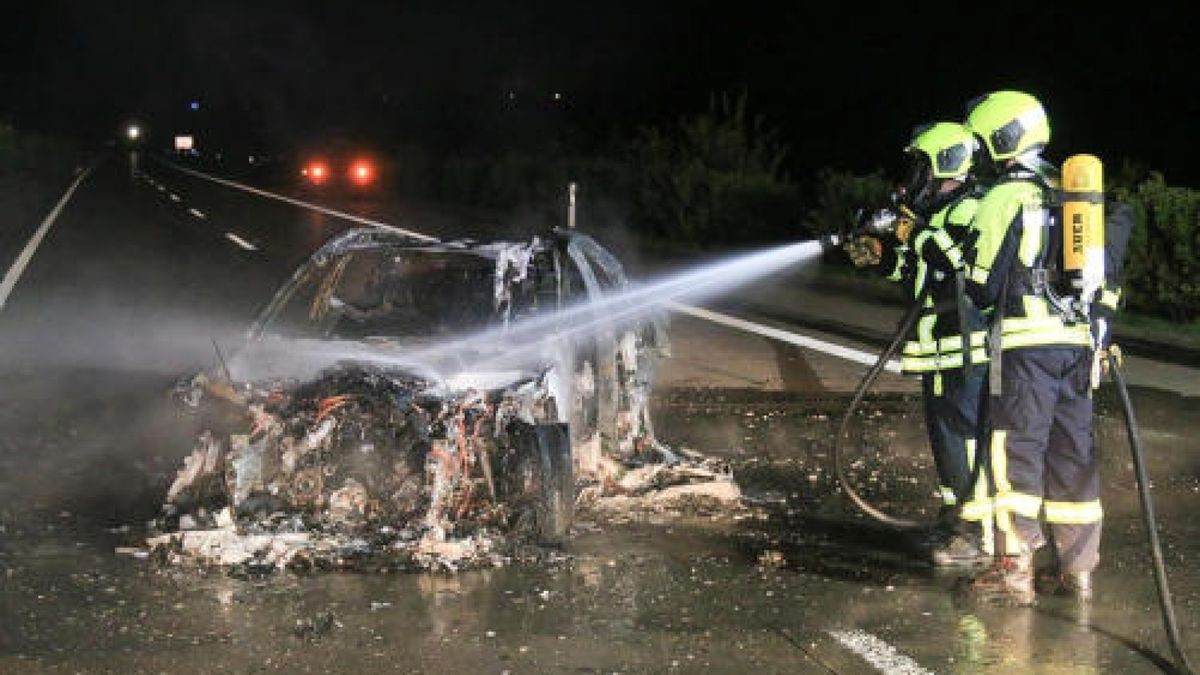 Auf der A71 hat es am Sonntagabend zwischen Sömmerda und Erfurt einen tödlichen Unfall gegeben. Ein Wagen brannte komplett aus. Foto: Matthias Gränzdörfer