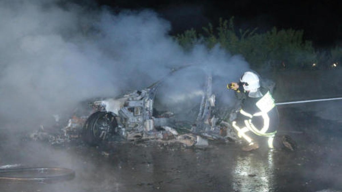 Auf der A71 hat es am Sonntagabend zwischen Sömmerda und Erfurt einen tödlichen Unfall gegeben. Ein Wagen brannte komplett aus. Foto: Matthias Gränzdörfer