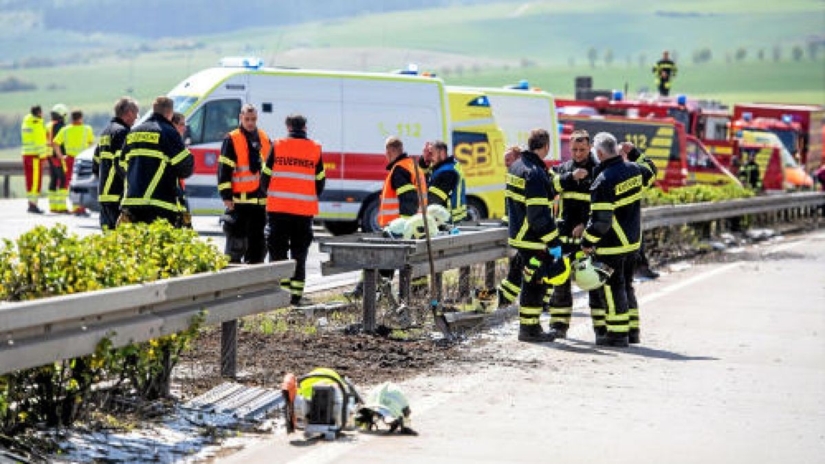 Bei einer Massenkarambolage auf der A71 bei Meiningen waren am Sonntag 50 Fahrzeuge verwickelt. 32 Personen wurden verletzt. Foto: Sascha Fromm