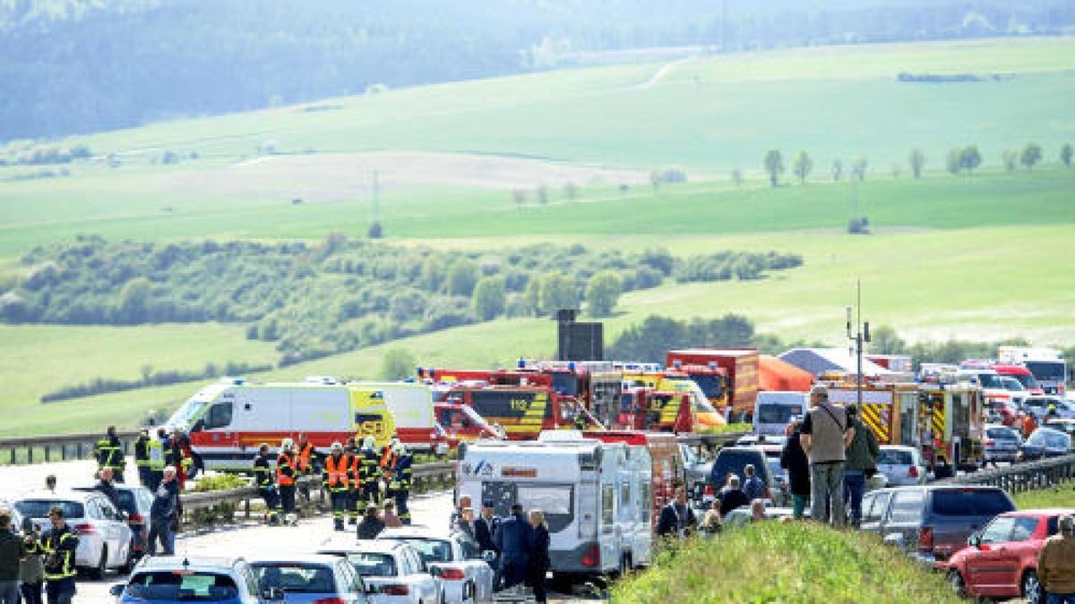 Bei einer Massenkarambolage auf der A71 bei Meiningen waren am Sonntag 50 Fahrzeuge verwickelt. 32 Personen wurden verletzt. Foto: Sascha Fromm