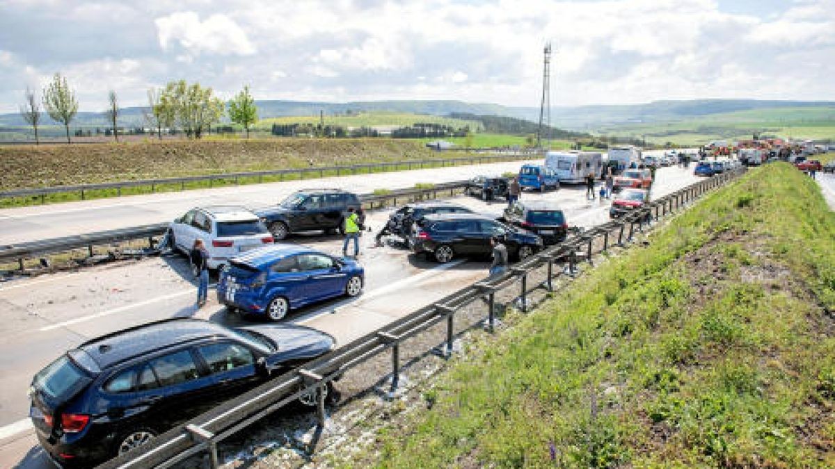 Bei einer Massenkarambolage auf der A71 bei Meiningen waren am Sonntag 50 Fahrzeuge verwickelt. 32 Personen wurden verletzt. Foto: Sascha Fromm