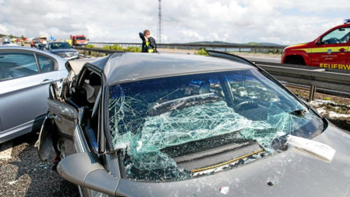 Bei einer Massenkarambolage auf der A71 bei Meiningen waren am Sonntag 50 Fahrzeuge verwickelt. 32 Personen wurden verletzt. Foto: Sascha Fromm