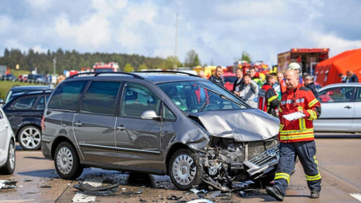 Bei einer Massenkarambolage auf der A71 bei Meiningen waren am Sonntag 50 Fahrzeuge verwickelt. 32 Personen wurden verletzt. Foto: Sascha Fromm