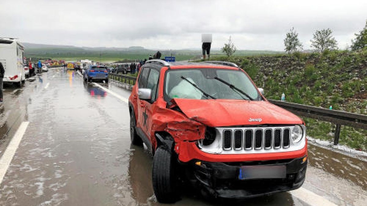 Nach einem plötzlichen Hagelschauer gab es eine Unfall-Serie mit mehr als einem Dutzend Fahrzeugen auf der A71 bei Meiningen. Foto: News5