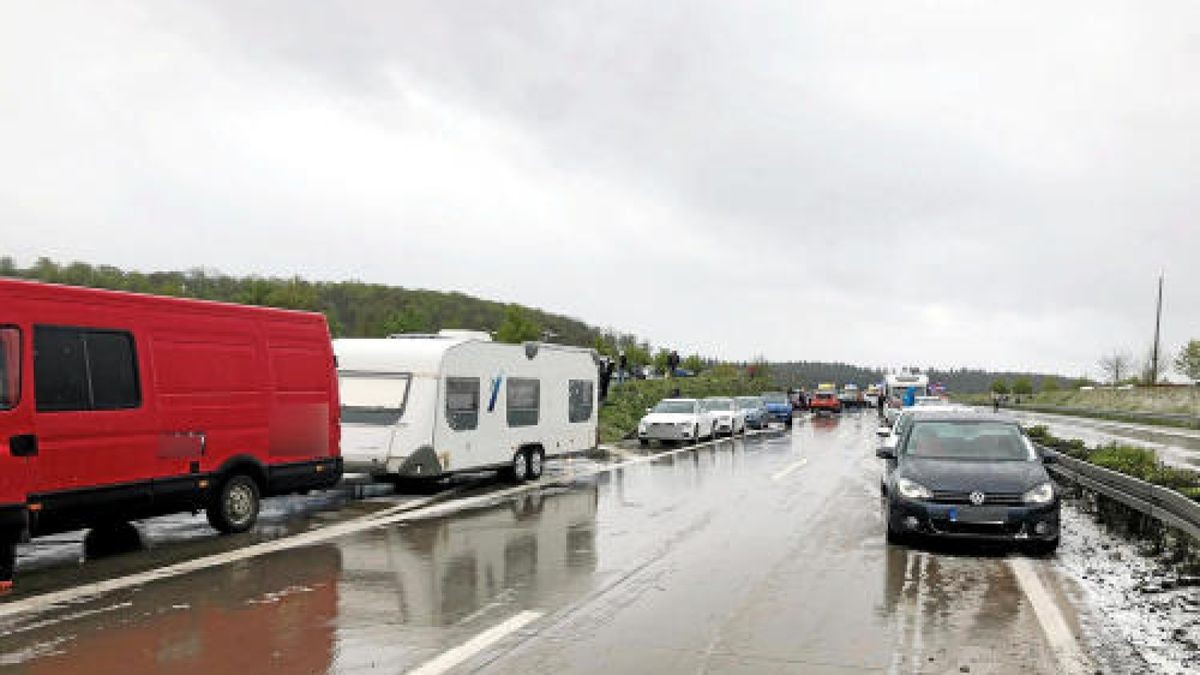 Nach einem plötzlichen Hagelschauer gab es eine Unfall-Serie mit mehr als einem Dutzend Fahrzeugen auf der A71 bei Meiningen. Foto: News5