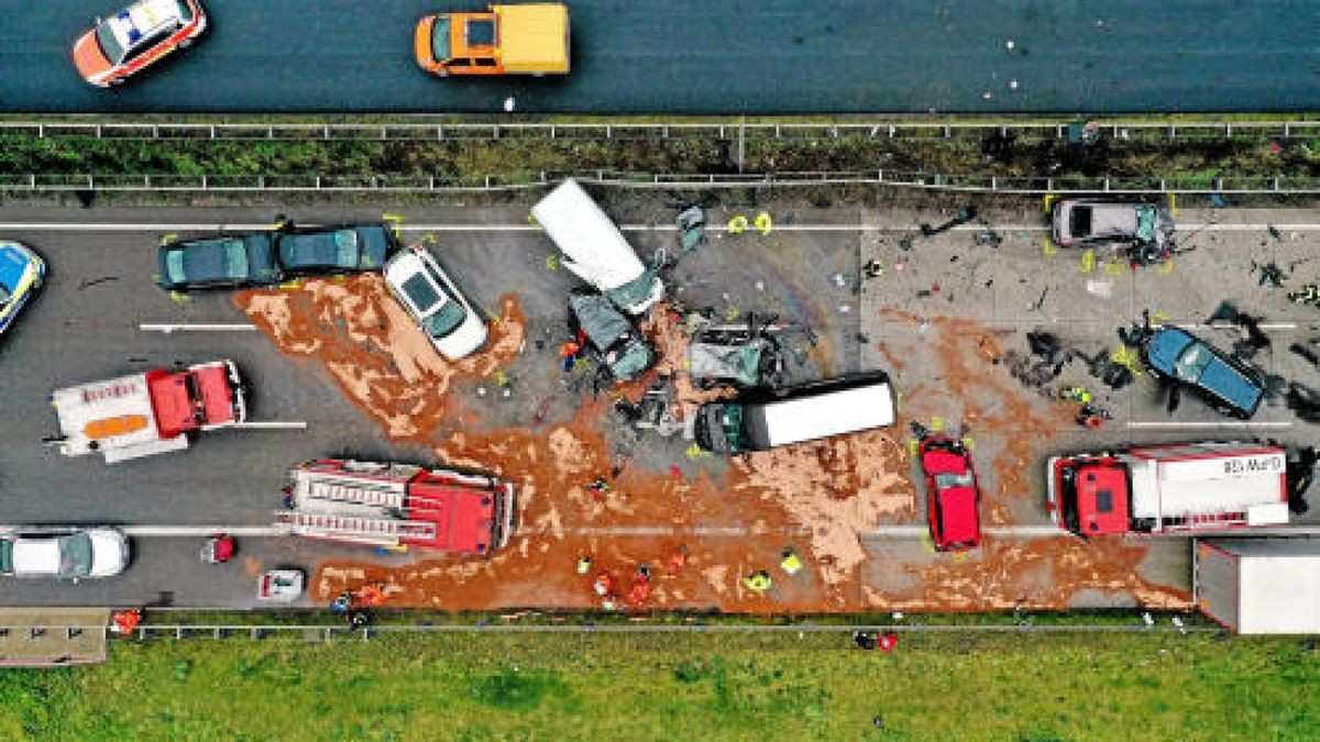 Auf der A4 in Richtung Dresden zwischen Hermsdorf-Ost und Rüdersdorf ist es am Montagnachmittag zu einem schweren Unfall mit 17 Fahrzeugen gekommen. Mehrere Rettungshubschrauber sind im Einsatz.