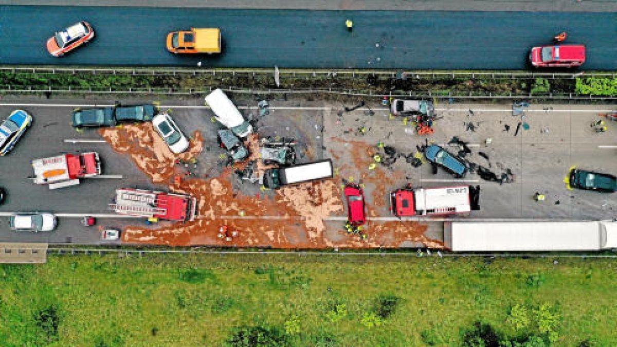 Auf der A4 in Richtung Dresden zwischen Hermsdorf-Ost und Rüdersdorf ist es am Montagnachmittag zu einem schweren Unfall mit 17 Fahrzeugen gekommen. Mehrere Rettungshubschrauber sind im Einsatz. Foto: Björn Walther