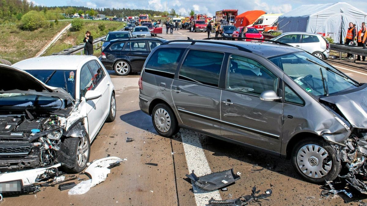 Nach der Massenkarambolage auf der Autobahn 71 zwischen Suhl und Meiningen geht die Polizei von einem Schaden in Höhe von einer Million Euro aus.