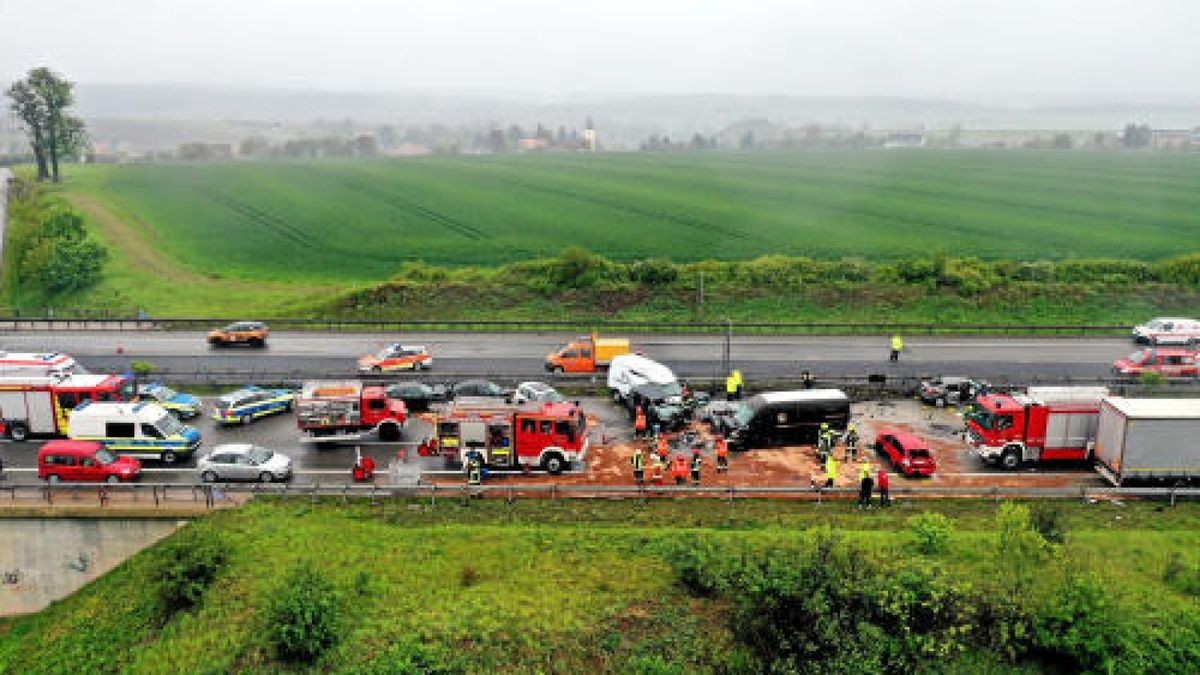 Auf der A4 in Richtung Dresden zwischen Hermsdorf-Ost und Rüdersdorf ist es am Montagnachmittag zu einem schweren Unfall mit 17 Fahrzeugen gekommen. Mehrere Rettungshubschrauber sind im Einsatz. Foto: Björn Walther