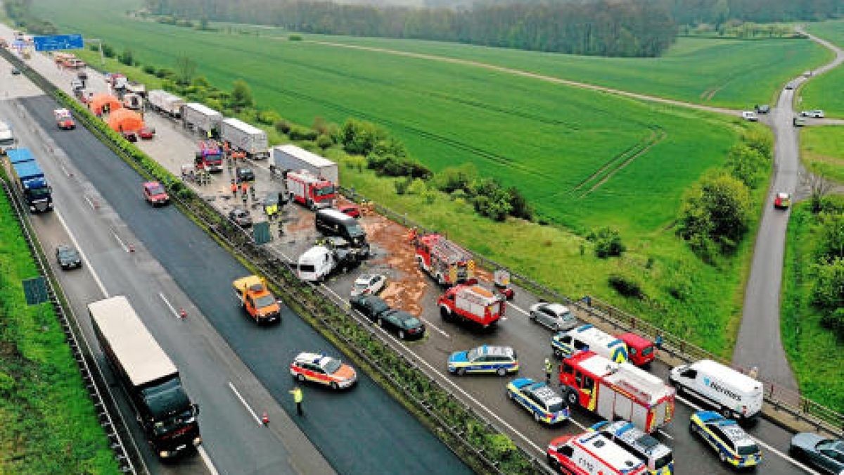 Auf der A4 in Richtung Dresden zwischen Hermsdorf-Ost und Rüdersdorf ist es am Montagnachmittag zu einem schweren Unfall mit 17 Fahrzeugen gekommen. Mehrere Rettungshubschrauber sind im Einsatz. Foto: Björn Walther