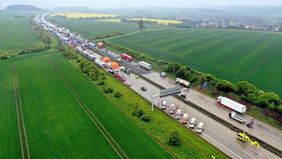 Auf der A4 in Richtung Dresden zwischen Hermsdorf-Ost und Rüdersdorf ist es am Montagnachmittag zu einem schweren Unfall mit 17 Fahrzeugen gekommen. Mehrere Rettungshubschrauber sind im Einsatz. Foto: Björn Walther