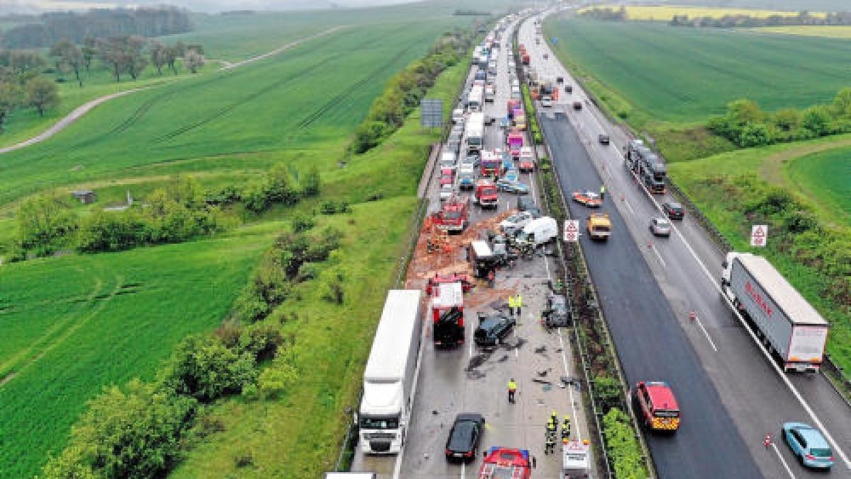 Auf der A4 in Richtung Dresden zwischen Hermsdorf-Ost und Rüdersdorf ist es am Montagnachmittag zu einem schweren Unfall mit 17 Fahrzeugen gekommen. Mehrere Rettungshubschrauber sind im Einsatz. Foto: Björn Walther