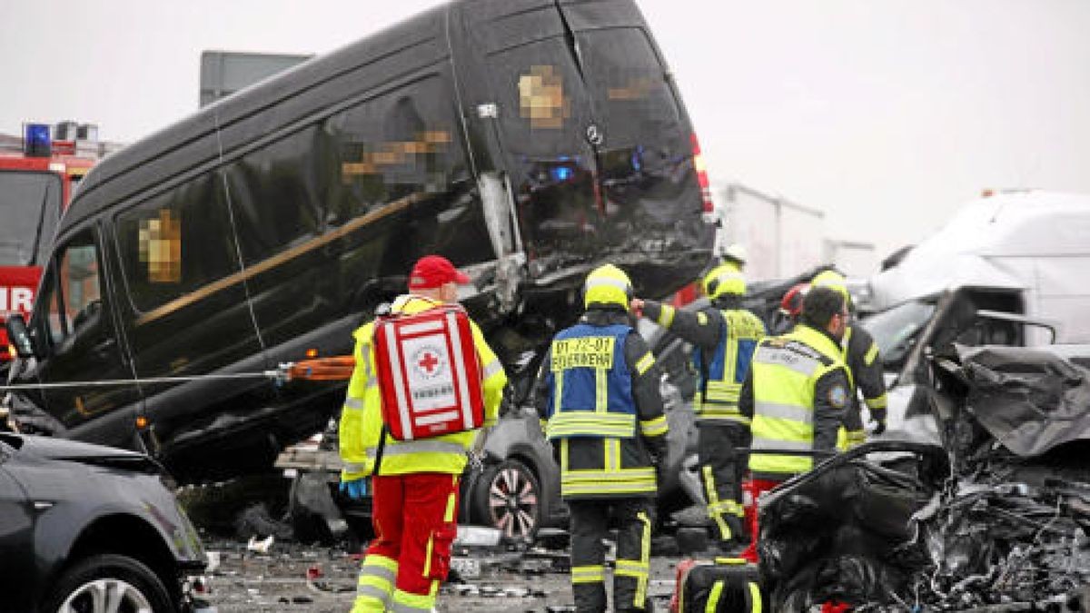 Auf der Autobahn A4 in Richtung Dresden zwischen Hermsdorf-Ost und Rüdersdorf ist es am Montag zu einer weiteren Massenkarambolage gekommen. Foto: Björn Walther