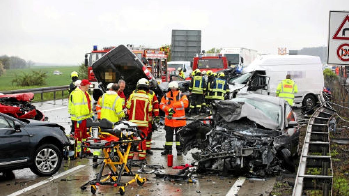 An dem Unfall waren laut ersten Polizeiangaben 17 Fahrzeuge beteiligt.. Foto: Björn Walther