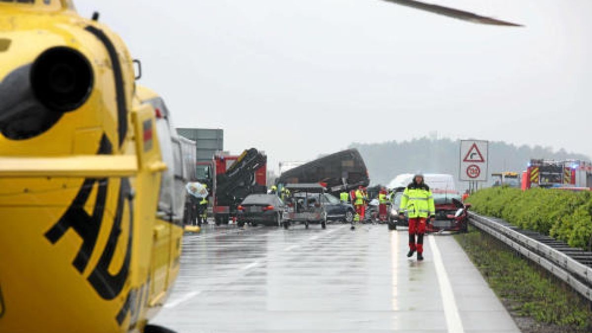 Polizei, Rettungsdienst, mehrere Rettungshubschrauber und Feuerwehr sind im Einsatz. Foto: Björn Walther