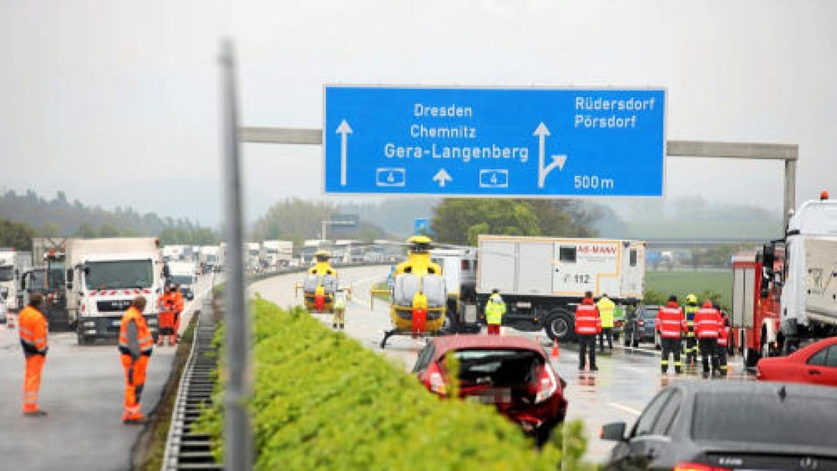 Der Regen, der auf den heißen Teer fiel erzeugte eine Rauchwolke, durch die die Sicht der Autofahrer behindert wurde. Foto: Björn Walther