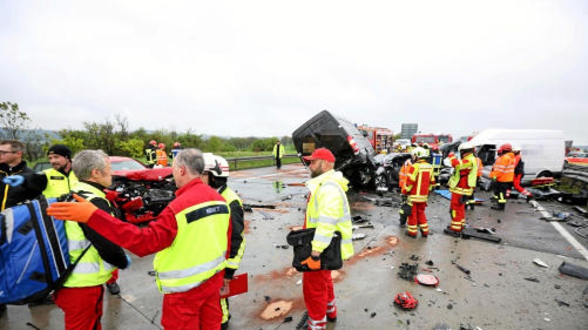 Auf der A4 in Richtung Dresden zwischen Hermsdorf-Ost und Rüdersdorf ist es am Montagnachmittag zu einem schweren Unfall mit 17 Fahrzeugen gekommen. Mehrere Rettungshubschrauber sind im Einsatz. Foto: Björn Walther